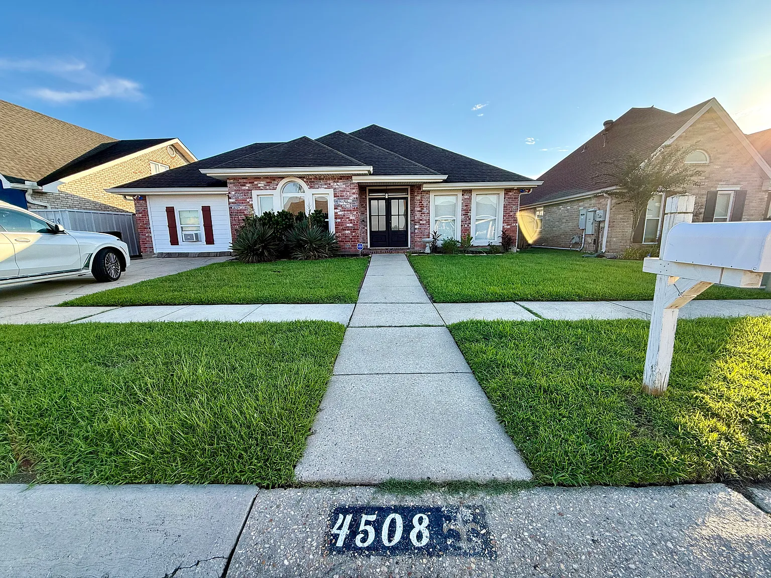 5 bed, 2100 sqft, $2,400 — Photo 2