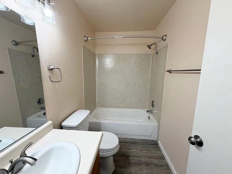 Granada Apartments — Photo 8