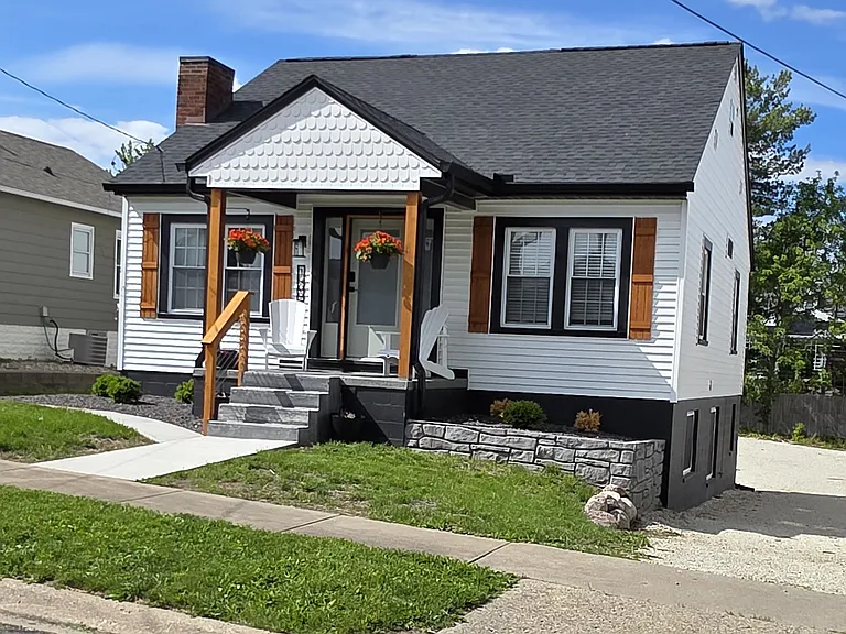 1409 E Samuel Ave — Photo 1