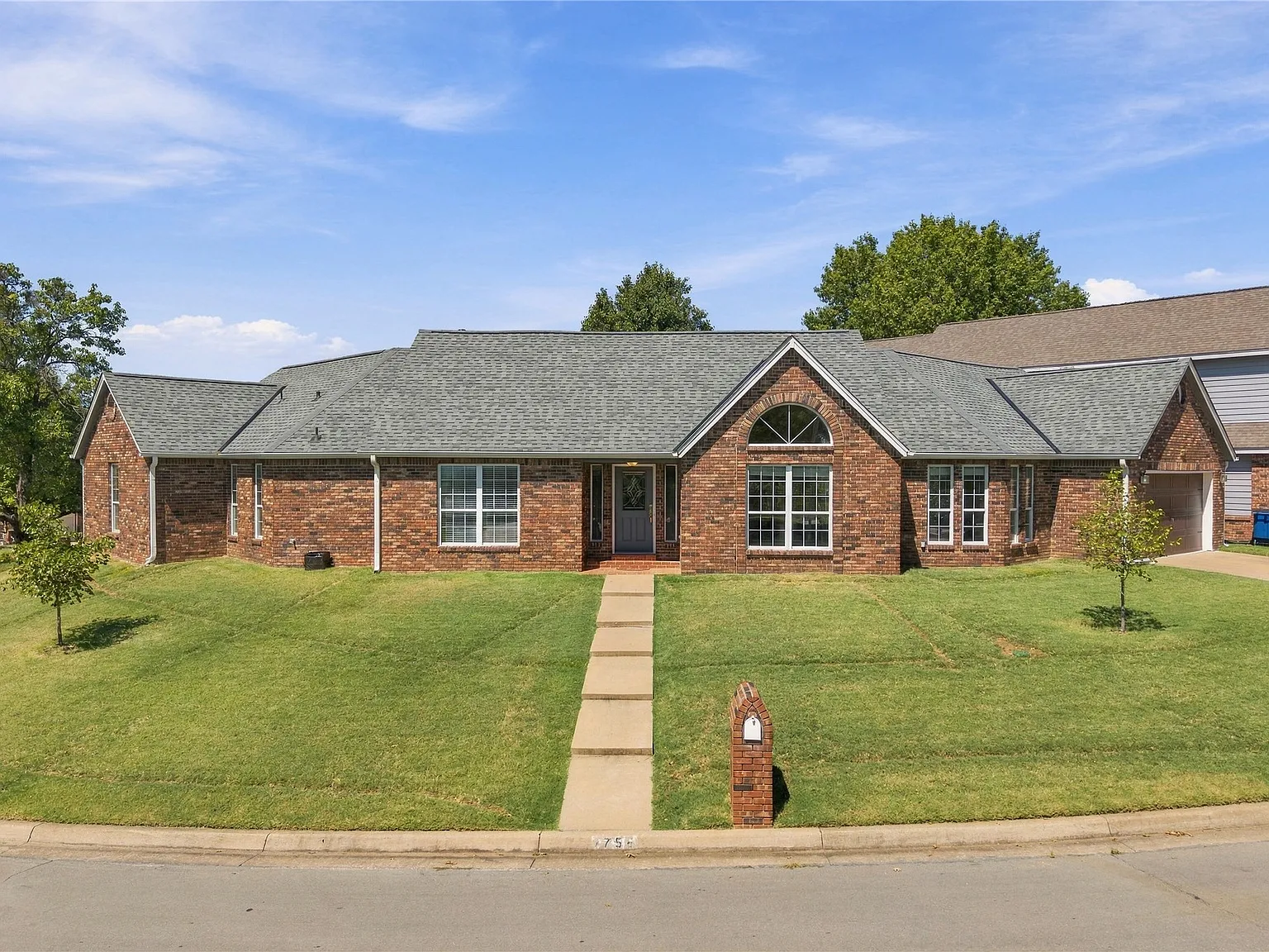 3 bed, 2.5 bath, 2550 sqft, $2,250 — Photo 1