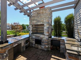 381 Huntington Dr, Hamilton Twp, OH 45039