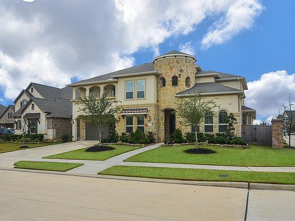 Situated on a Corner Lot in Cinco Ranch Northwest. Close proximity to major freeways, shopping and restaurants.