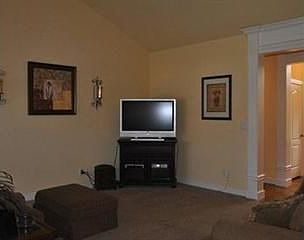 1st image of 5 Henrietta Ln