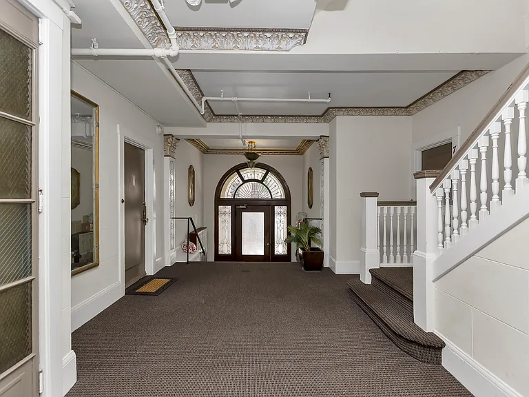 1130 Larkin — Photo 3