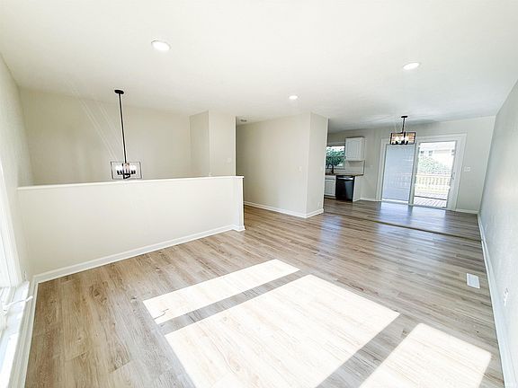 4th image of 3829 Eastmont Dr