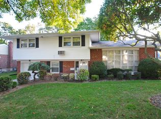 14 Overlook Ln, Plainview, NY 11803