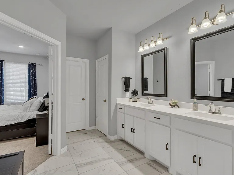 3908 Lucan Ln — Photo 24