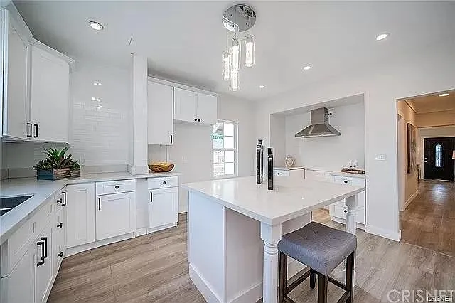 3 bed, 1.5 bath, 1424 sqft, $3,800 — Photo 2