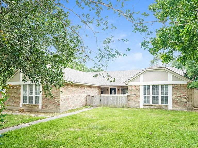 332 Coventry Ln — Photo 3