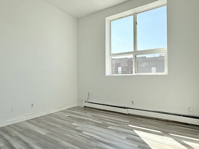 1188 Wyandotte St E #4 — Photo 5