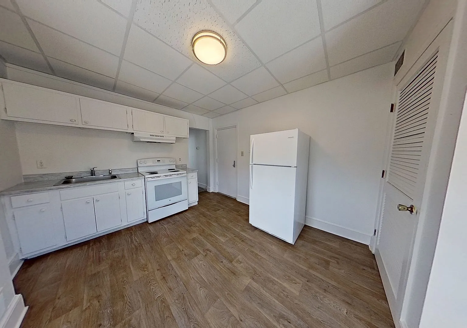Spacious One Bedroom Apartment — Photo 2