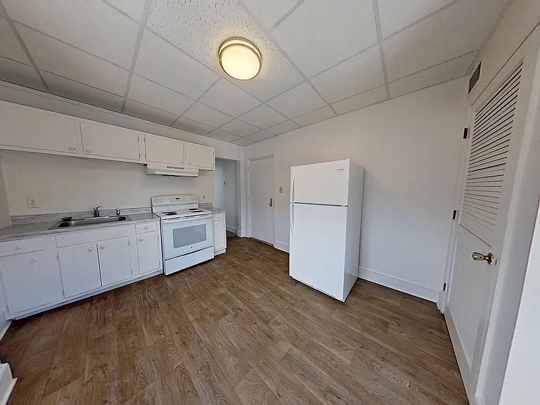 202 E King St #4 — Photo 2