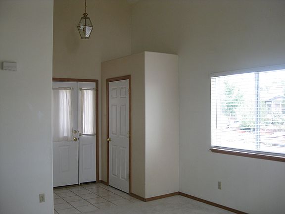 Front door w/entry closet