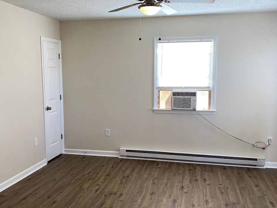 2nd image of 300 Knight Ln #G4