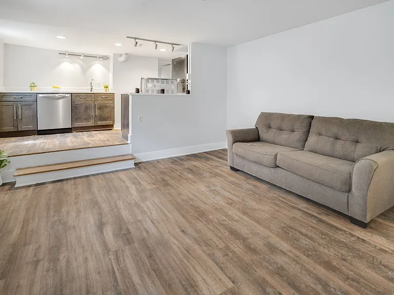 404 University Ave — Photo 20
