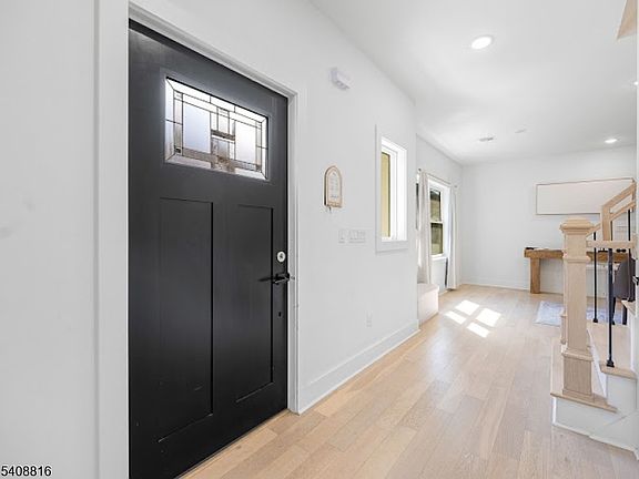 4th image of 203 Queen Anne Rd