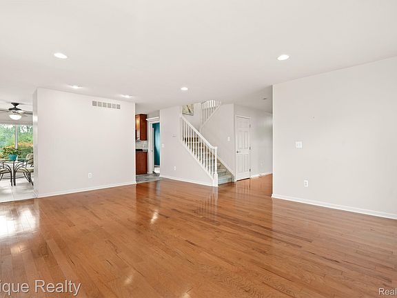 5th image of 8266 S Warwick Ct