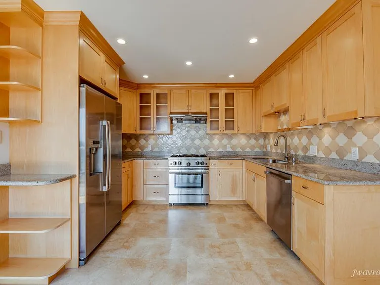 172 Burlwood Dr — Photo 8