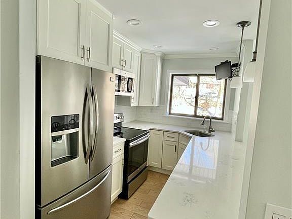 2nd image of 605 Kemeys Ave