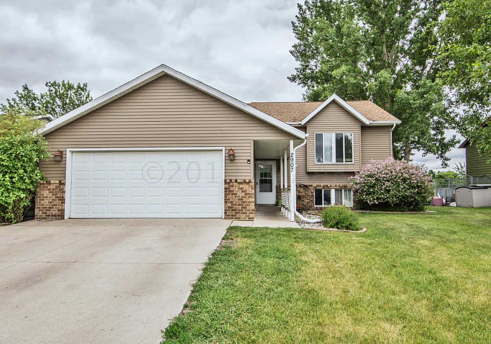 1st image of 2907 Village Green Dr