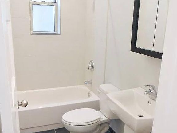 3rd image of 851 W Wellington Ave #3F