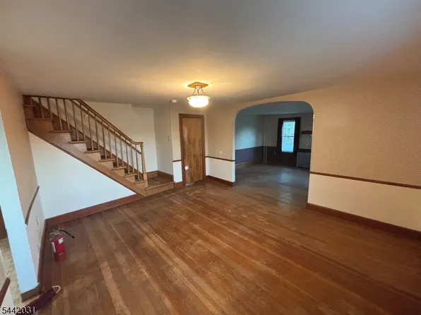 6 Thatcher Ave, Stewartsville, NJ 08886