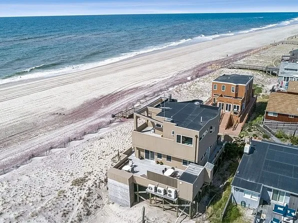 240 Wilmot Rd, Ocean Beach, NY 11770