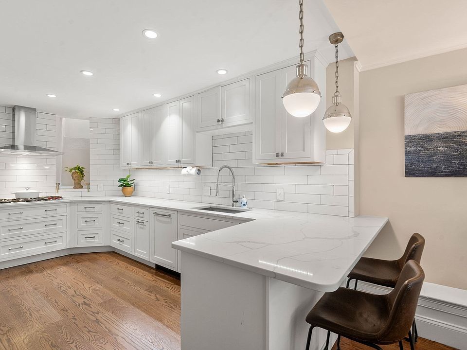 1st image of 38 Rutland Sq APT 1
