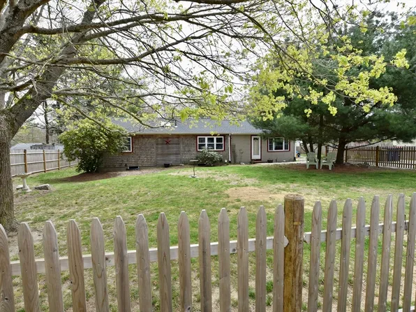 22 Meadowlark Dr, Wareham, MA 02571