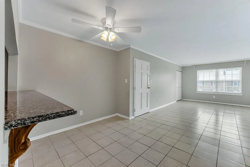1015 Barclay Sq — Photo 4