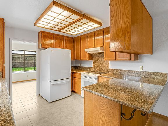 3rd image of 832 Rose Drive