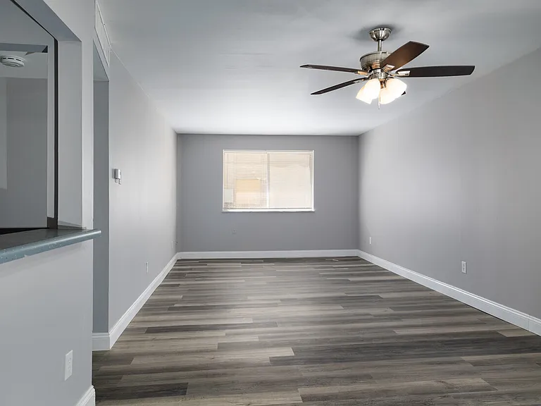 Versailles Apartments — Photo 9