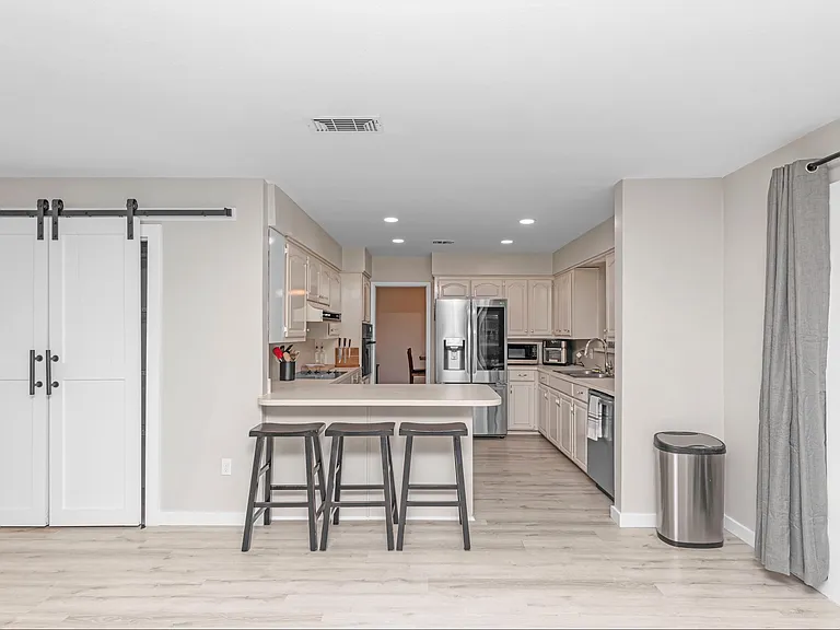 705 Bradford Dr — Photo 10