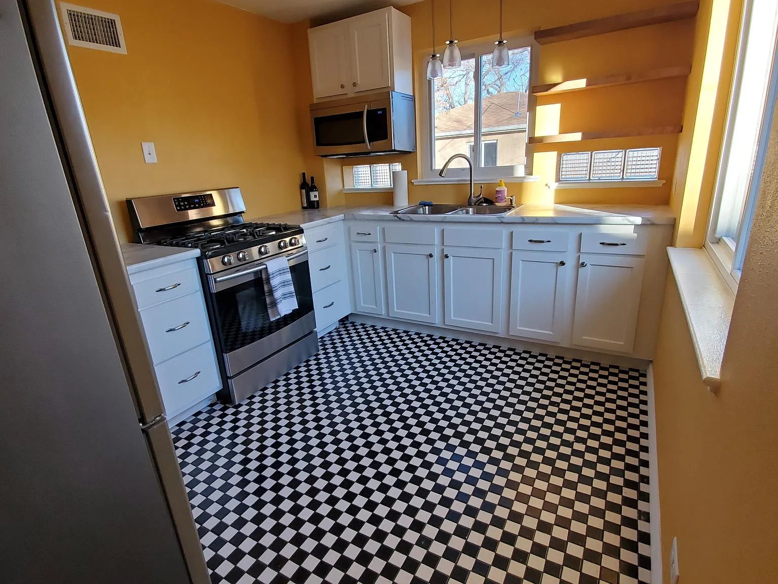 4 bed, 1710 sqft, $3,200 — Photo 4