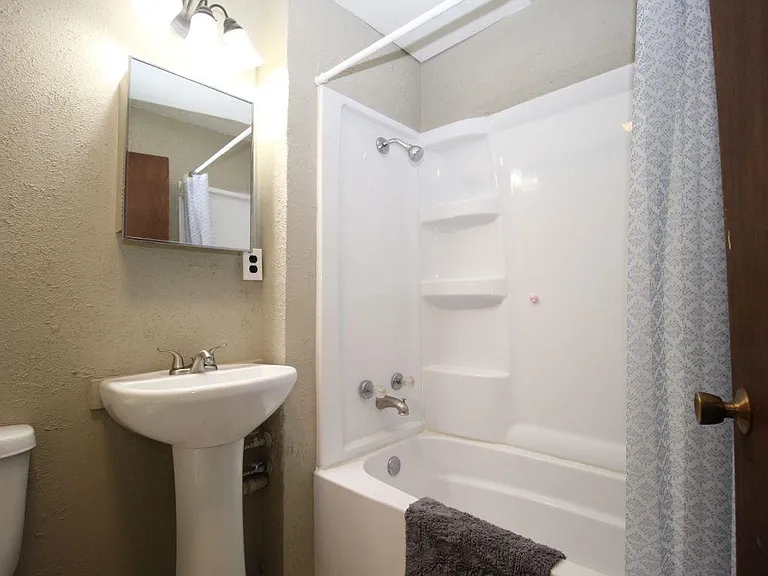 404 1/2 N Dewey St #11 — Photo 8