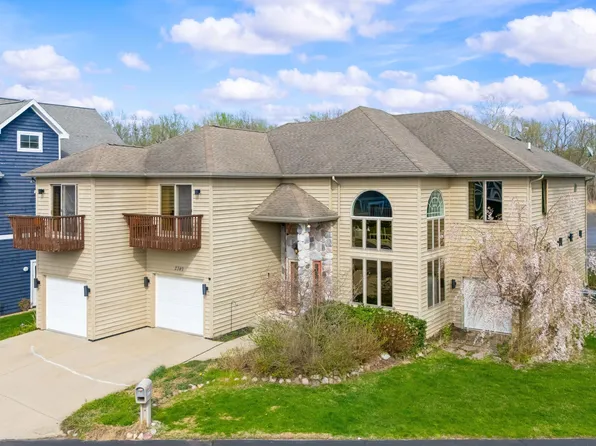 2349 Riverside Pointe Dr, Saint Joseph, MI 49085