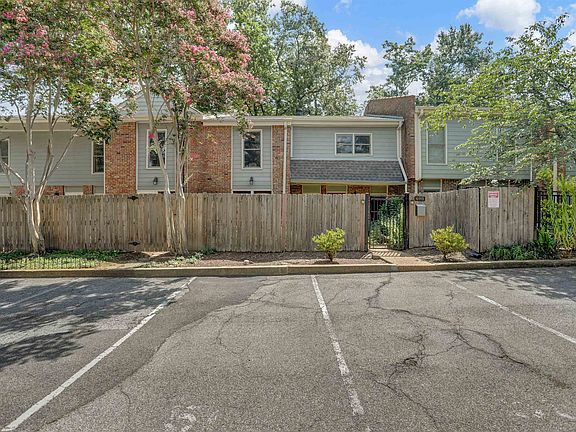 3rd image of 698 Hotchkiss Ln #B