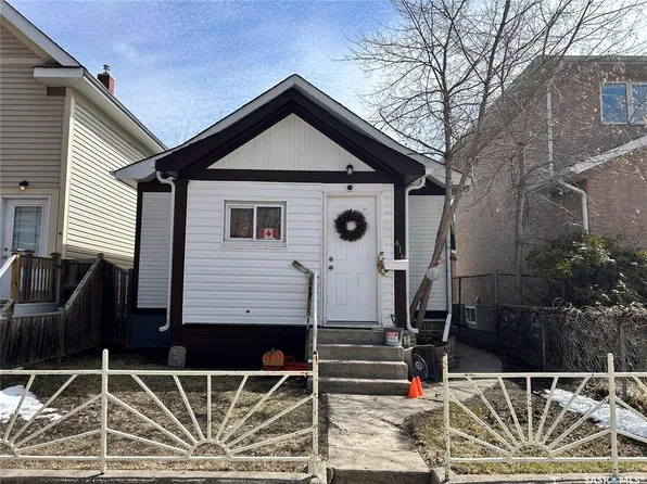 416 J AVENUE N, Saskatoon, SK S7L 2K3