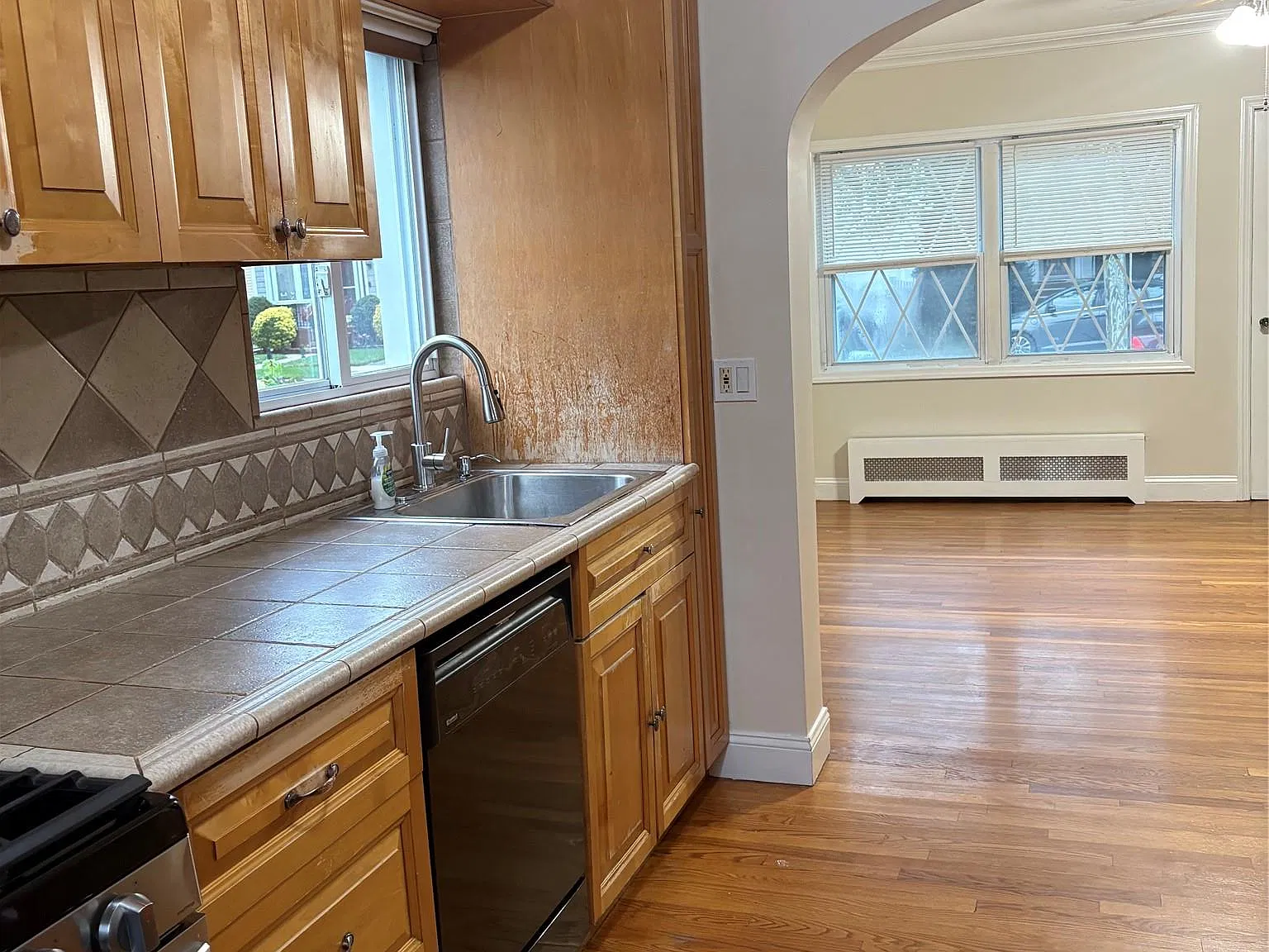 3 bed, 2.0 bath, 1130 sqft, $4,700 — Photo 2