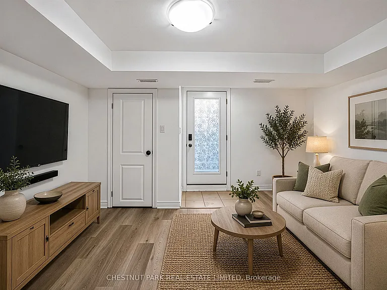 2823 Saint Clair Ave E #LOWER — Photo 13