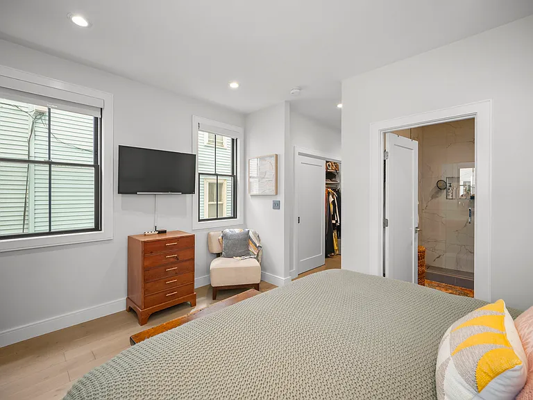 708 E 6th St #2 — Photo 16