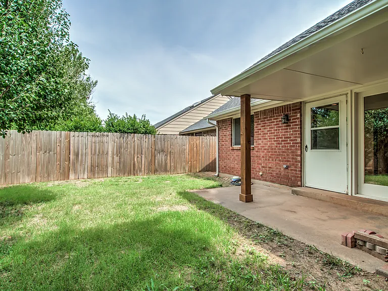 1817 Victoria Dr — Photo 41