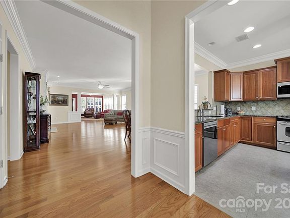 4th image of 42122 Larkspur Ct