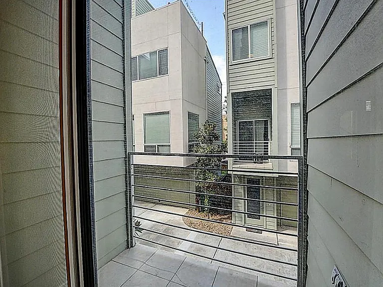 711 Andrews St — Photo 9