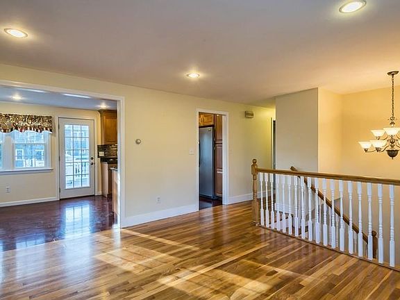 4th image of 4 Storeybrook Dr