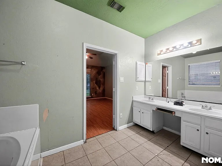 1811 Quiet Hollow Dr — Photo 8
