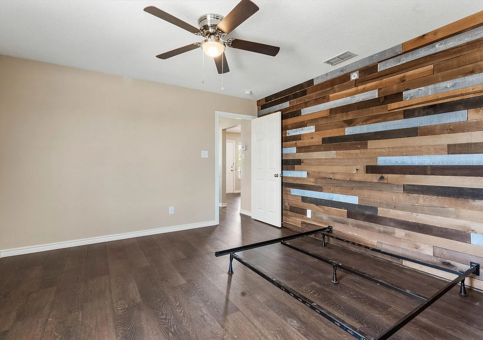 1406 Courtney Place — Photo 4