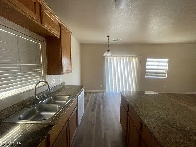 5 bed, 2.5 bath, 2116 sqft, $2,195 — Photo 4