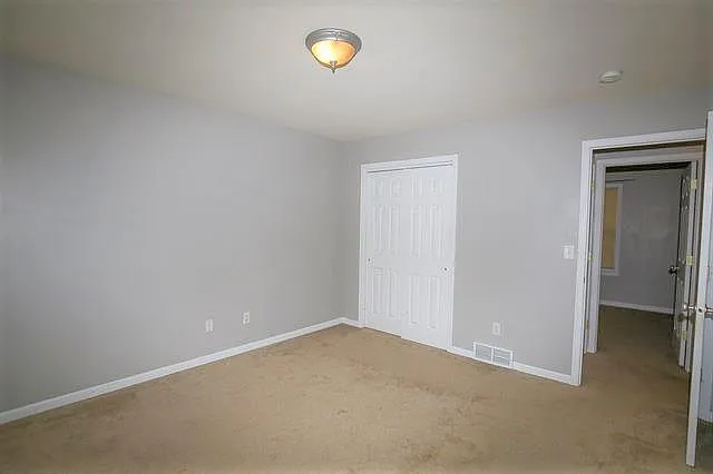 4 Round Table Rd — Photo 14