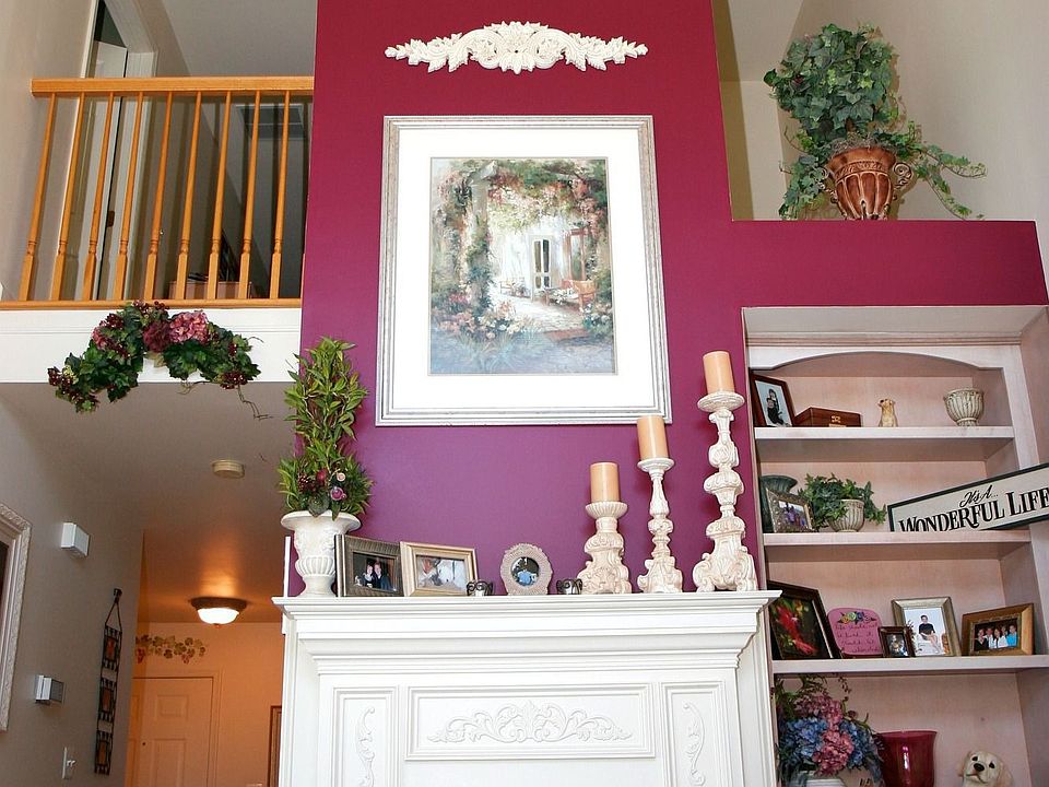 Living room w/gas fireplace 